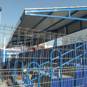 Las pistas de tenis del Complejo polideportivo municipal ya cuentan con visera en sus gradas
