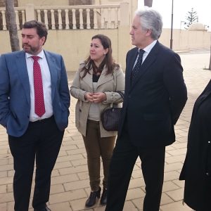 El subdelegado del Gobierno se compromete a que la sustitución de la balaustrada del Paseo Costa de la Luz esté antes del verano