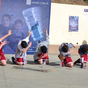 Más de 250 personas participan en el mayor ‘Botella Challenge jamás hecho’ para presentar la campaña ‘Dale otra vuelta por un futuro más justo’ de Madre Coraje