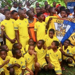Los escolares de un colegio de Mozambique reciben equipaciones del Cádiz Club de Fútbol