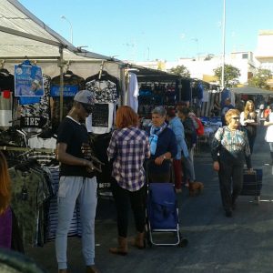 El mercadillo de los lunes ha estrenado hoy su nueva ubicación en el parque Poeta Miguel Hernández