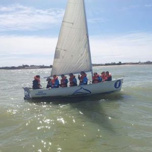 Más de 600 alumnos de Chipiona se acercarán a los deportes náuticos a través del programa municipal de vela escolar