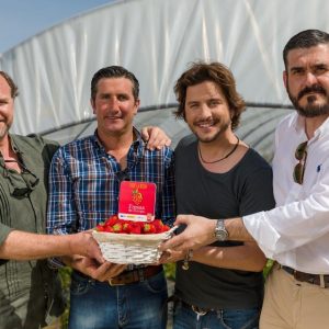 Manuel Carrasco, embajador de ‘Fresas de Europa’, visita fincas de cultivo en Huelva