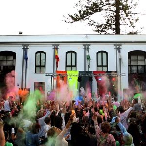Música y color en la exitosa bienvenida a la primavera organizada por la Delegación de Juventud