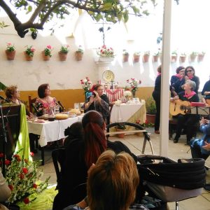 El patio del Chusco se llenó para disfrutar con el pregón de las Cruces de Mayo que ofrecieron Pilar Cayuso y Ángeles Lorenzo