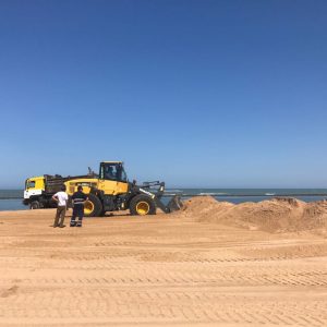 Playas comienza en La Cruz del Mar y Camarón-La Laguna la adecuación de la arena para la temporada estival