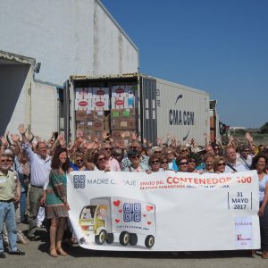 Madre Coraje carga el contenedor 400 de ayuda humanitaria a Perú en un acto con 200 voluntarios