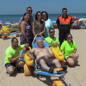 En marcha el servicio de baños en las playas de Chipiona para personas con discapacidad o movilidad reducida
