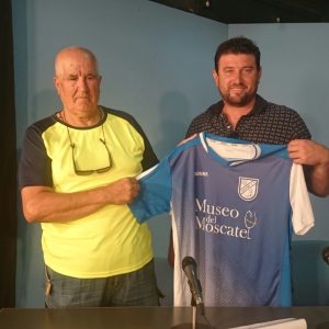 El Chipiona C.F. presenta a Manolo Mena como nuevo entrenador