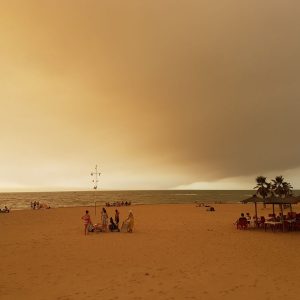 Chipiona se cubrió de una nube de humo y cenizas procedente del incendio que afecta al Parque de Doñana