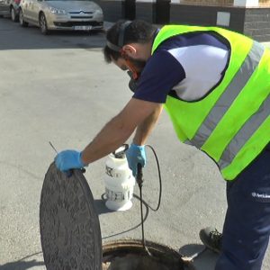 El Ayuntamiento de Chipiona realiza la tercera de las siete fases de la primera campaña anual de desinsectación y desratización