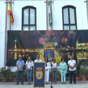 Dos banderas de la igualdad ondean hasta el lunes en Chipiona por el Día del Orgullo LGTBI