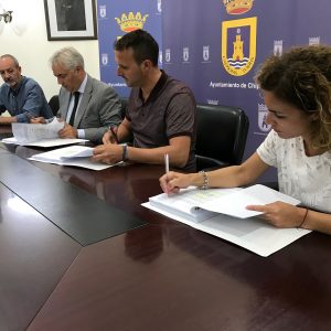 Firmado el nuevo contrato para la recogida y transporte de basura entre el Ayuntamiento de Chipiona y UTE FCC-Althenia