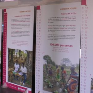 Una exposición de la Fundación Humana sensibiliza en el Centro El Camaleón sobre el importante papel de la mujer en el desarrollo