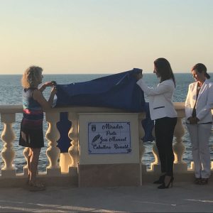 José Manuel Caballero Bonald ya cuenta en el Paseo de Las Canteras con un mirador que se asoma al Atlántico con su nombre