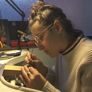 Cristina Junquero trabaja en la creación de su propia marca de joyería