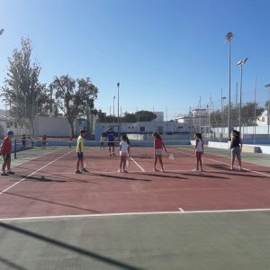 Buena acogida de los talleres para que los escolares de Chipiona comiencen el curso con energía organizados por Deporte y Juventud