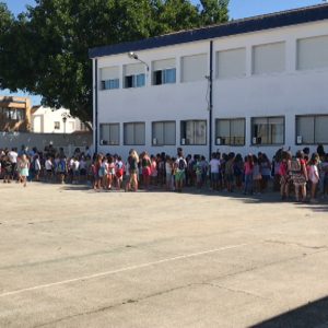 Normal desarrollo en el inicio del curso en infantil y primaria en el que 215 alumnos acceden por primera vez a la educación escolar en Chipiona