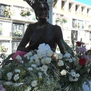 Ayuntamiento de Chipiona y ‘RJ La más grande’ recuerdan a Rocío Jurado con una ofrenda floral en el día de su cumpleaños