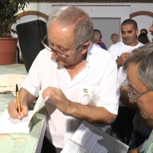 El Patio San Luís se llenó ayer para la presentación del libro de Juan Luis Naval Molero sobre el habla chipionera