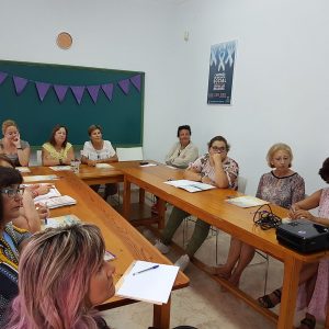 15 mujeres de Chipiona realizan un taller de alfabetización mediática de la Asociación de Emisoras Municipales de Andalucía