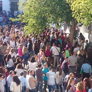 Varios centenares de personas acuden a la primera jornada del proceso de selección de personal para el nuevo hotel en Costa Ballena Chipiona