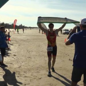 Alejandro Pareja del Cronos Triatlón de Soto del Real e Inma Daza del Tridoñana campeones del Triatlón Cross Playas de Chipiona