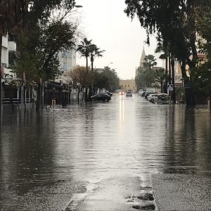 Registrados alrededor de 60 litros de agua por metro cuadrado en algo más de tres horas dejando calles y avenidas inundadas e intransitables.