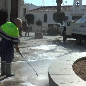 El Ayuntamiento de Chipiona incorpora una nueva maquinaria para la limpieza integral de los acerados de la localidad