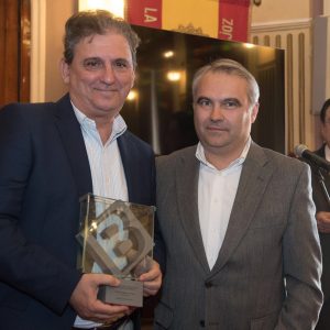 El sevillano Francisco Gallardo Rodríguez recibe premio Ciudad de Badajoz por su novela ‘Áspera seda de la muerte’ de manos del alcalde