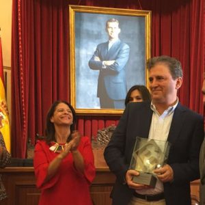 El sevillano Francisco Gallardo Rodríguez  recibe premio Ciudad de Badajoz por su novela ‘Áspera seda de la muerte’ de manos del alcalde de Badajoz .