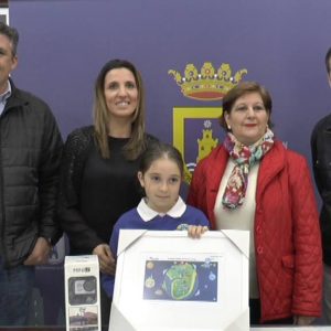 Cecilia Díaz Gotor recibe el premio como finalista del concurso digital infantil de Aqualia