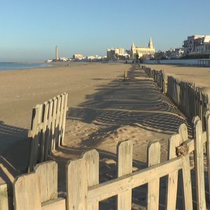 Los retenedores de arena vuelven a ser utilizados para reducir el efecto de los temporales en varias playas de Chipiona