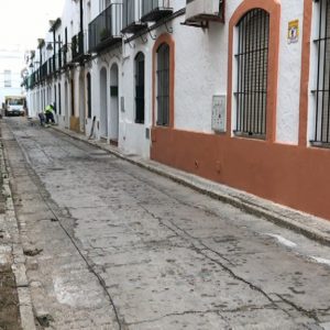 El Ayuntamiento de Chipiona comienza la rehabilitación de la calle Padre Jesús Cautivo mediante el Plan Invierte 2017