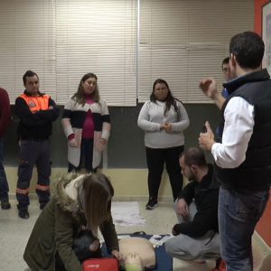 Una veintena de voluntarios de Protección Civil participan en un curso sobre soporte vital básico y desfibrilación semiautomática