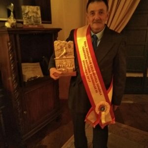 Francisco Reyes Vázquez recoge en una gala nacional el premio por su campeonato nacional de colombofilia