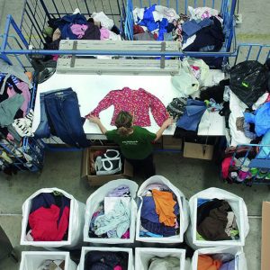Humana recupera 26 toneladas de ropa usada en Chipiona para darles un fin social
