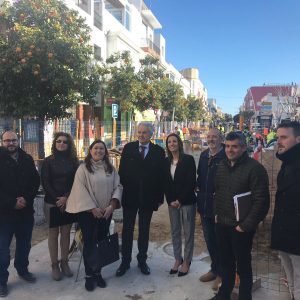 El subdelegado del Gobierno y la alcaldesa de Chipiona visitan las obras que culminan la rehabilitación de Víctor Pradera