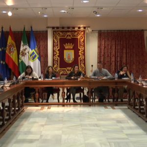 El pleno del Ayuntamiento de Chipiona aprueba todas las propuestas de la primera sesión de 2018, excepto una que queda sobre la mesa