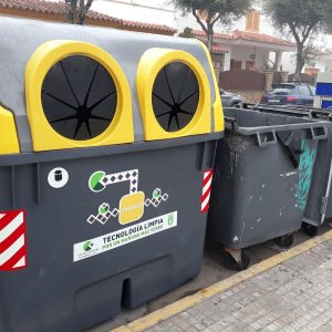 El Ayuntamiento de Chipiona distribuye casi 900 nuevos contenedores de superficie