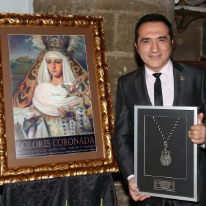 Antonio Montiel pinta el cartel de la Hermandad de los Dolores de Álora