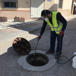 El Ayuntamiento de Chipiona ha comenzado hoy la primera de las dos campañas anuales de desinsectación y desratización