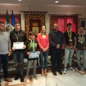 El Ayuntamiento de Chipiona realiza un reconocimiento a seis jóvenes deportistas de California Gym destacados en el andaluz de Kick Boxing y K1