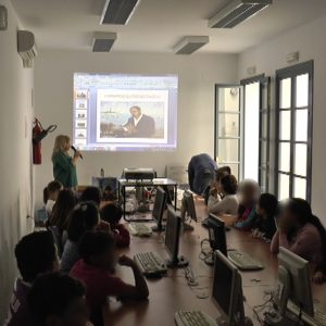Alumnos del colegio Príncipe Felipe asisten a un taller en la biblioteca municipal sobre el autor Fernando Quiñones