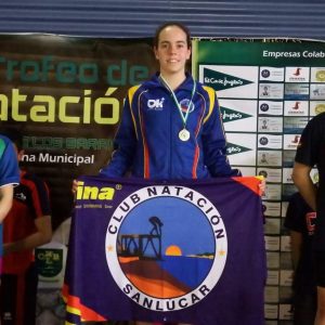 La joven nadadora Laura Benítez logra cuatro medallas en el campeonato provincial, pero no alcanza la mínima para el andaluz y el nacional