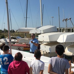 Más de 700 alumnos de Chipiona se acercan desde hoy a los deportes náuticos a través del programa municipal de vela escolar