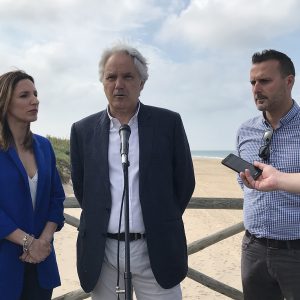 El subdelegado del Gobierno en Cádiz visita las actuaciones de reposición y recuperación de accesos a las playas que se están realizando en Chipiona