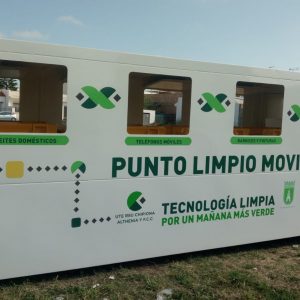 Un punto limpio móvil facilita a los chipioneros el reciclado de  residuos que no deben depositarse en contenedores de recogida selectiva