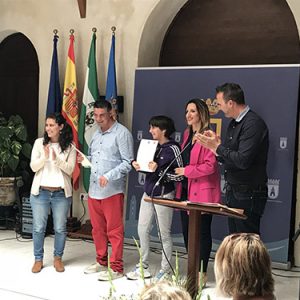 Los dos participantes en el programa ‘Juntos somos capaces’ de inserción laboral de jóvenes con discapacidad reciben sus certificados de asistencia