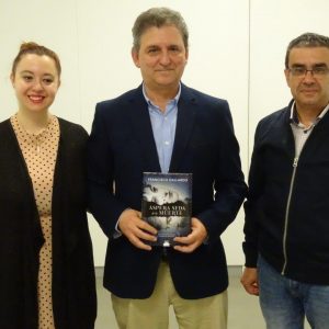 Francisco Gallardo presenta en Sevilla con éxito de público y crítica su tercera novela, «Áspera seda de la muerte»